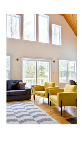 Le 5 Owl - Tranquil Haven near the Charming Village of Knowlton - Sleeps 12 - Whole House & 2 Acres with Pond, Bridge, Grounds, and Woods